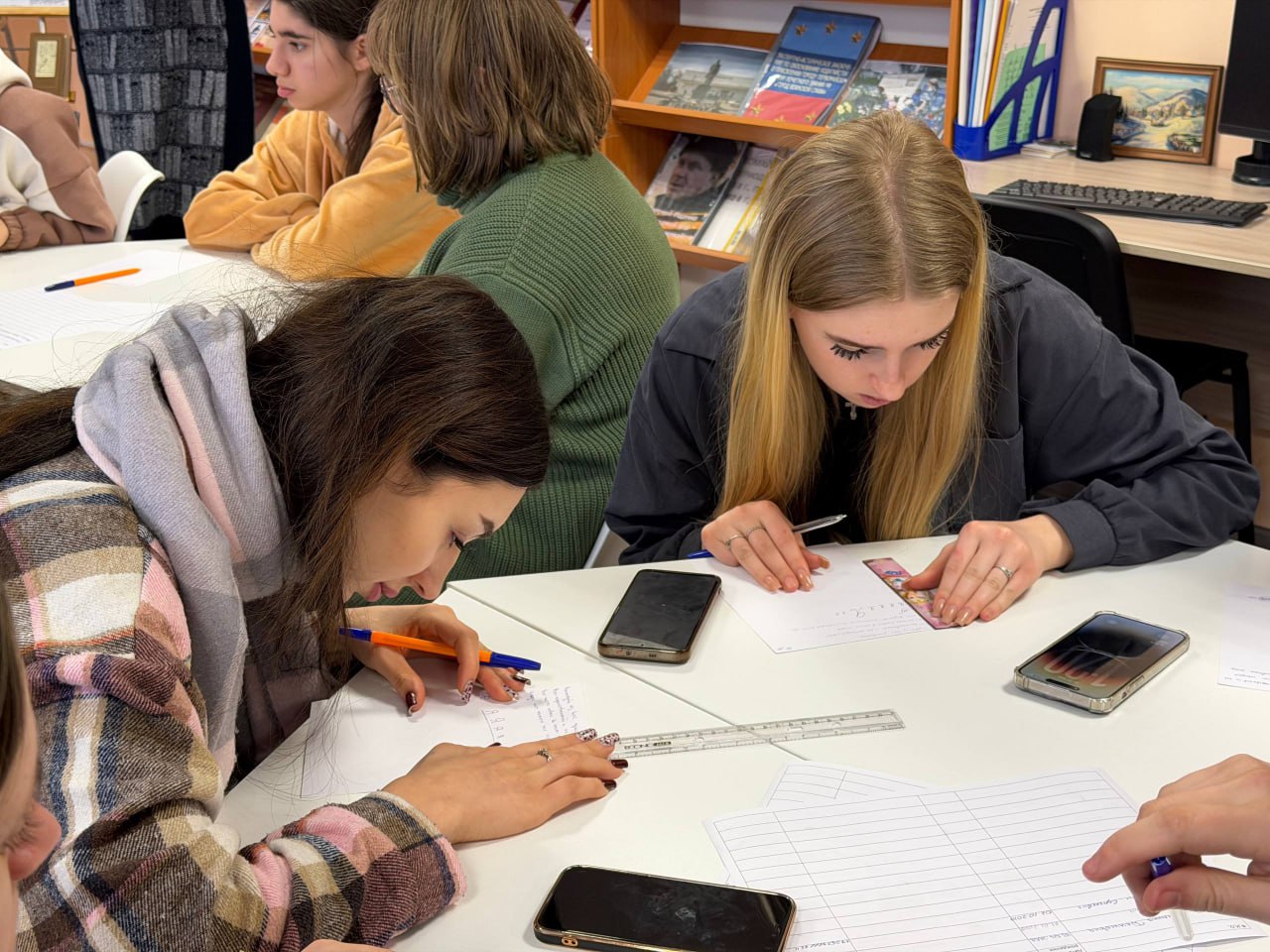 В преддверии Дня ручного письма Централизованная библиотечная система города Первомайска приняла в своих стенах студентов Первомайского колледжа В преддверии Дня ручного письма Централизованная библиотечная система города Первомайска приняла в своих стенах студентов Первомайского колледжа