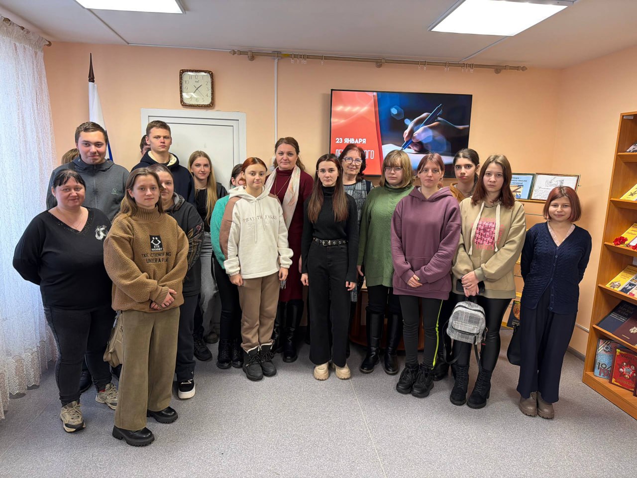 В преддверии Дня ручного письма Централизованная библиотечная система города Первомайска приняла в своих стенах студентов Первомайского колледжа В преддверии Дня ручного письма Централизованная библиотечная система города Первомайска приняла в своих стенах студентов Первомайского колледжа