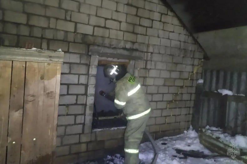 Спасатели МЧС России отстояли 2 жилых дома от огня на пожаре в пгт Комсомольский