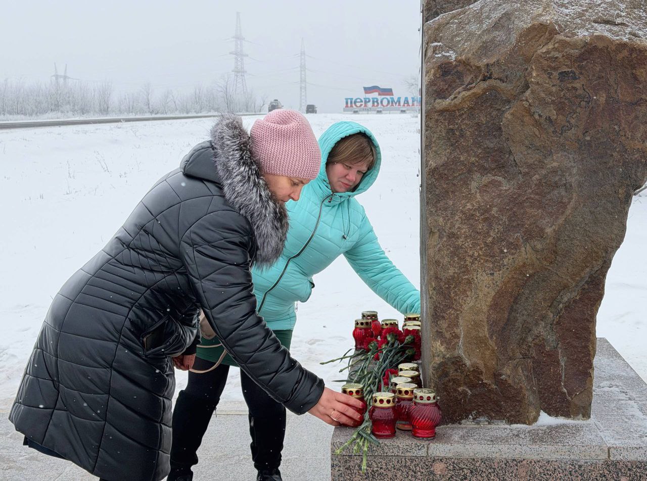 Сергей Колягин: Вместе с депутатом Народного Совета ЛНР Андреем Губаревым, активистами Первомайского местного отделения Партии «Единая Россия», а также коллегами приняли участие в церемонии возложения цветов к памятному... Сергей Колягин: Вместе с депутатом Народного Совета ЛНР Андреем Губаревым, активистами Первомайского местного отделения Партии «Единая Россия», а также коллегами приняли участие в церемонии возложения цветов к памятному...