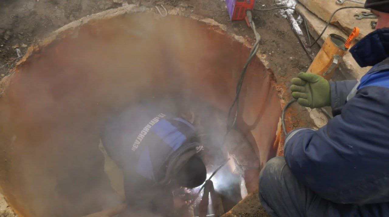 В Алчевске над устранением неполадок систем теплоснабжения задействованы более 10 аварийных бригад коммунальщиков В Алчевске над устранением неполадок систем теплоснабжения задействованы более 10 аварийных бригад коммунальщиков