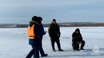 Спасатели в ЛНР рассказали рыбакам о правилах безопасности на льду