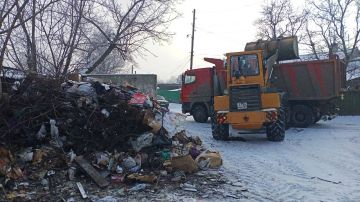 Работы по вывозу мусора с территории площадок ТКО и благоустройству продолжаются