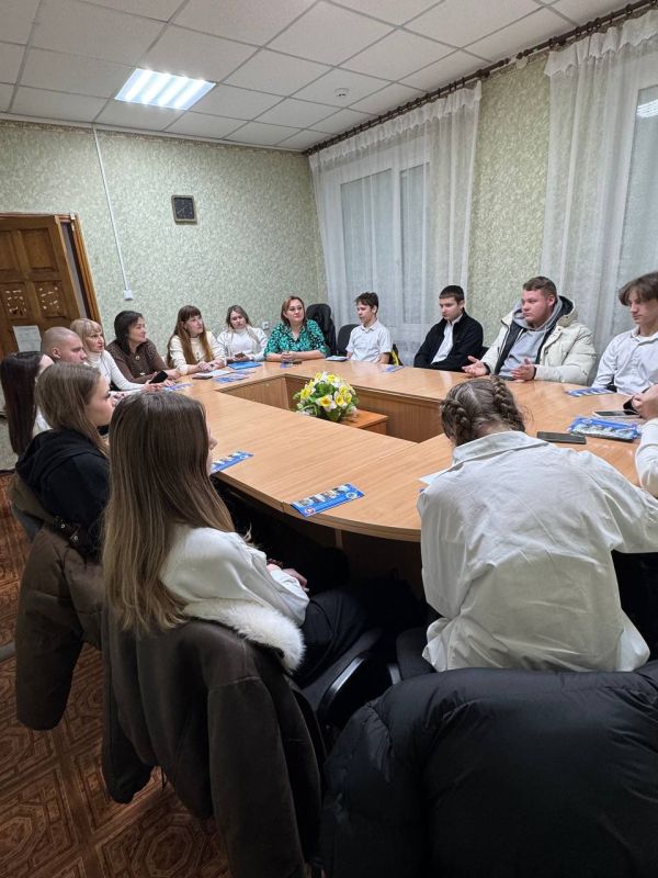 Заседание молодежного клуба в Краснодоне Заседание молодежного клуба в Краснодоне