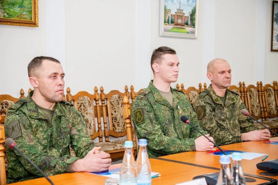 Леонид Пасечник: «Встретился с земляками, которые участвовали в освобождении крупного укрепрайона ВСУ в Донбассе – города Северска» Леонид Пасечник: «Встретился с земляками, которые участвовали в освобождении крупного укрепрайона ВСУ в Донбассе – города Северска»