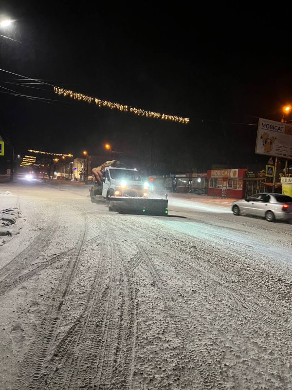 В Краснодонском муниципальном округе снегопад продолжается, однако МУП «Дорожно-эксплуатационное управление» работает в непрерывном режиме, задействована вся имеющаяся техника и дежурные бригады В Краснодонском муниципальном округе снегопад продолжается, однако МУП «Дорожно-эксплуатационное управление» работает в непрерывном режиме, задействована вся имеющаяся техника и дежурные бригады