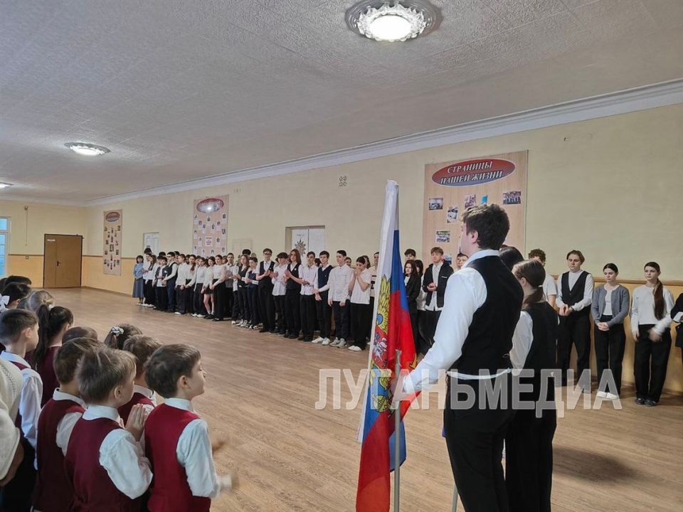 В стахановской гимназии открыли Год единства народов России В стахановской гимназии открыли Год единства народов России