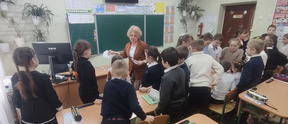 Библиотекари Славяносербской библиотеки провели с учащимися оздоровительно-игровой час «Что значит быть здоровым?» Библиотекари Славяносербской библиотеки провели с учащимися оздоровительно-игровой час «Что значит быть здоровым?»