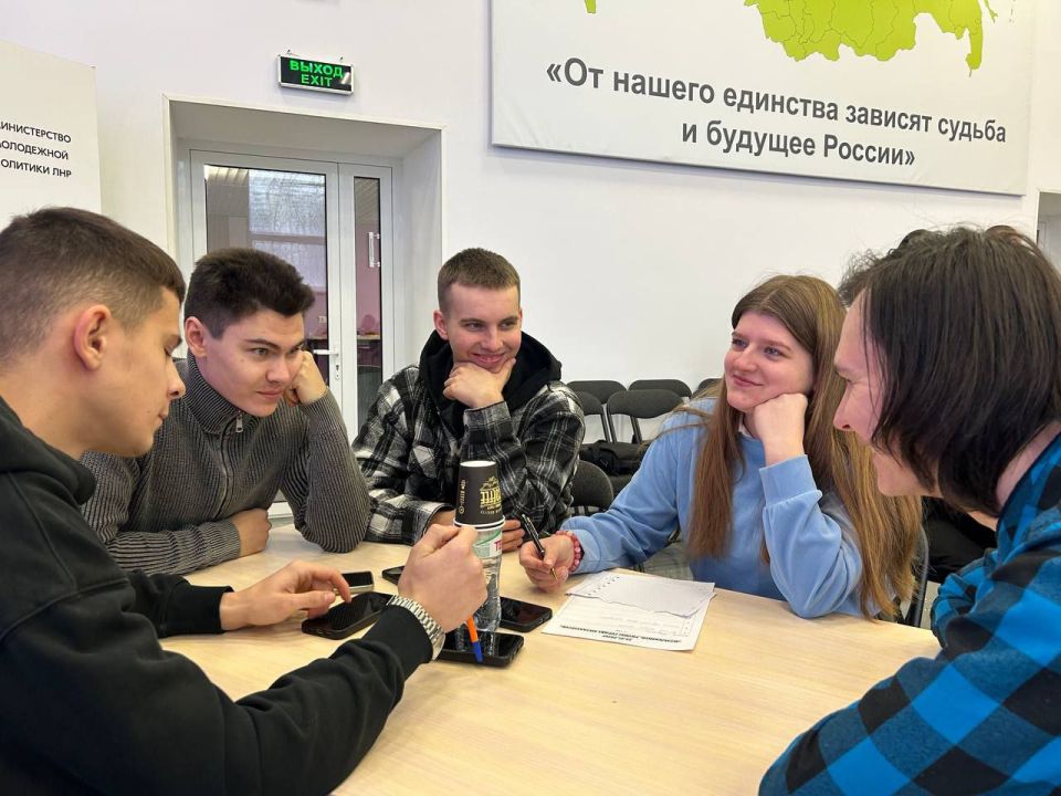 В молодёжном центре состоялся музыкальный квиз «Музыкалити», собравший активную молодёжь города, ставший не только интеллектуальным состязанием, но и платформой для профориентационного взаимодействия В молодёжном центре состоялся музыкальный квиз «Музыкалити», собравший активную молодёжь города, ставший не только интеллектуальным состязанием, но и платформой для профориентационного взаимодействия