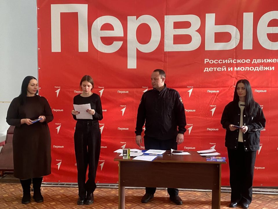 В Новопскове юные граждане получили первые паспорта РФ! В Новопскове юные граждане получили первые паспорта РФ!