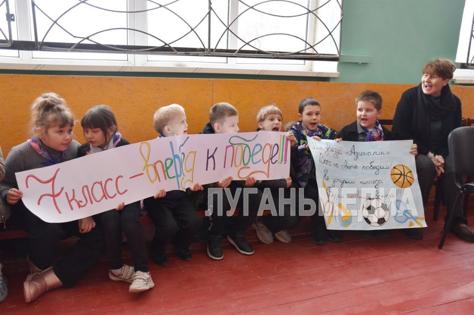 В Краснолучском УВК № 4 «Надежда» отремонтировали спортивный зал В Краснолучском УВК № 4 «Надежда» отремонтировали спортивный зал