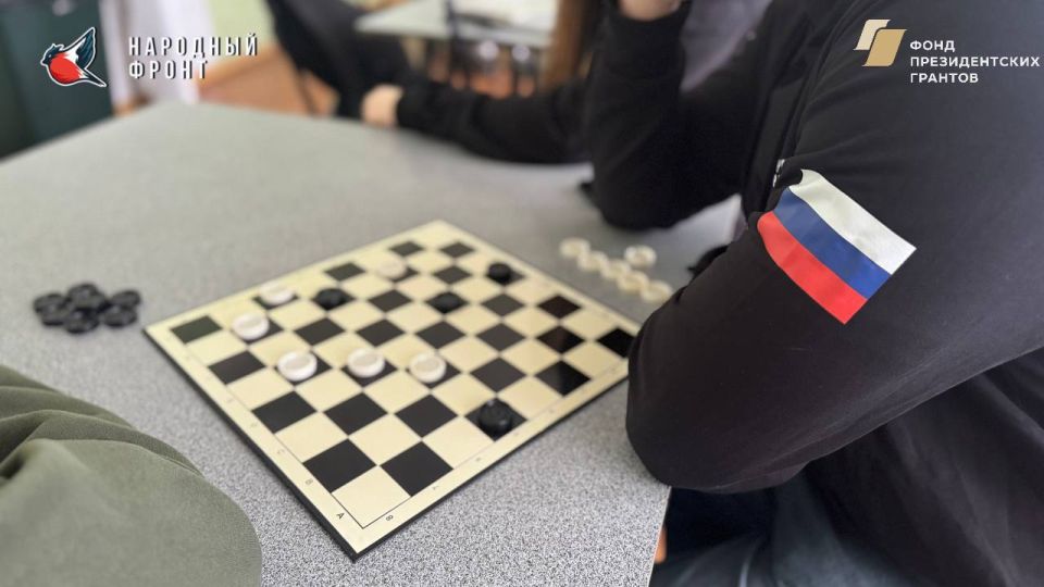 Наши активисты Молодёжки НФ в Стаханове нашли отличный способ провести время за игрой в шахматы! Наши активисты Молодёжки НФ в Стаханове нашли отличный способ провести время за игрой в шахматы!