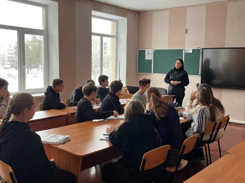 Сегодня в нашей школе прошла важная встреча! Инспектор ПДН ОМВД России, лейтенант полиции Галагаленко А. С., провела познавательную лекцию для учеников 9 класса, посвященную актуальной проблеме – мошенничеству Сегодня в нашей школе прошла важная встреча! Инспектор ПДН ОМВД России, лейтенант полиции Галагаленко А. С., провела познавательную лекцию для учеников 9 класса, посвященную актуальной проблеме – мошенничеству