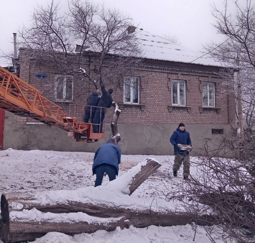 Коммунальными службами проведены работы на территории города Коммунальными службами проведены работы на территории города