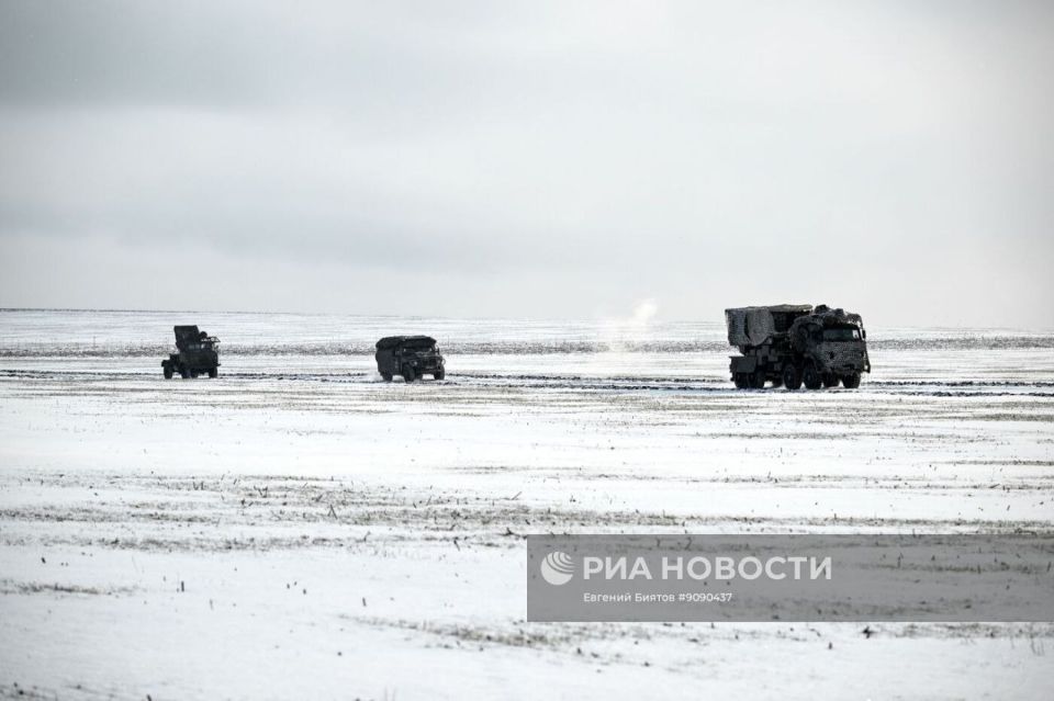 Машина РЭБ на базе ГАЗ-66, прикрывающая работу ИСДМ «Земледелие» 45-й отдельной гвардейской инженерной бригады группировки войск «Запад» в ЛНР Машина РЭБ на базе ГАЗ-66, прикрывающая работу ИСДМ «Земледелие» 45-й отдельной гвардейской инженерной бригады группировки войск «Запад» в ЛНР