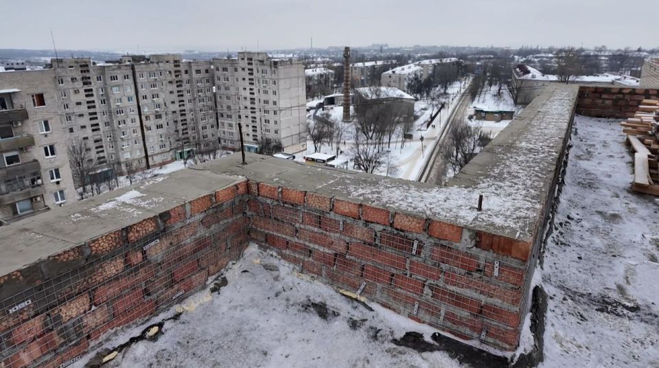 В январе 2026 года в рамках подписанного соглашения о сотрудничестве между Краснодонским муниципальным округом и Тюменской областью начались работы по капитальному ремонту кровли по адресу: г. Краснодон, квартал Лютикова... В январе 2026 года в рамках подписанного соглашения о сотрудничестве между Краснодонским муниципальным округом и Тюменской областью начались работы по капитальному ремонту кровли по адресу: г. Краснодон, квартал Лютикова...