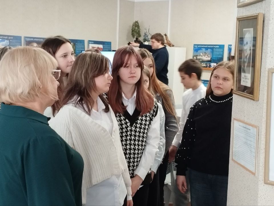 В Кировском историко-художественном музее состоялось мероприятие «Зинченко Н. Д. – основатель кировской картинной галереи» для учащихся СШ №2 В Кировском историко-художественном музее состоялось мероприятие «Зинченко Н. Д. – основатель кировской картинной галереи» для учащихся СШ №2