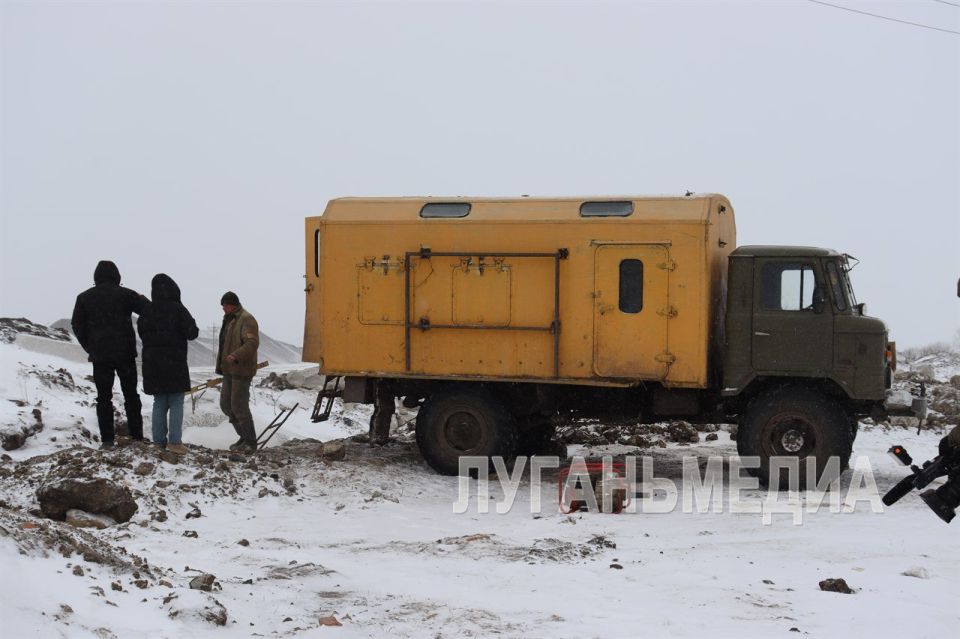 Специалисты Свердловского департамента ГУП ЛНР «Лугансквода» проводят ремонтные работы на водоводе Специалисты Свердловского департамента ГУП ЛНР «Лугансквода» проводят ремонтные работы на водоводе