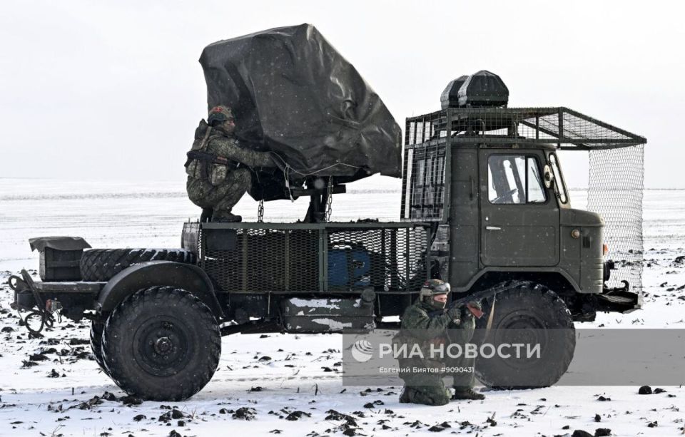 Машина РЭБ на базе ГАЗ-66, прикрывающая работу ИСДМ «Земледелие» 45-й отдельной гвардейской инженерной бригады группировки войск «Запад» в ЛНР Машина РЭБ на базе ГАЗ-66, прикрывающая работу ИСДМ «Земледелие» 45-й отдельной гвардейской инженерной бригады группировки войск «Запад» в ЛНР