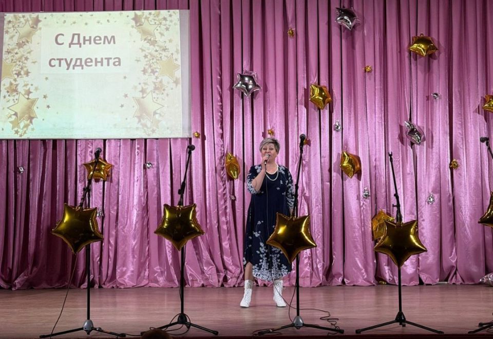 Во Дворце культуры им. Горького пгт Крепенский состоялся традиционный капустник «Студент года» для Антрацитовского медицинского колледжа Во Дворце культуры им. Горького пгт Крепенский состоялся традиционный капустник «Студент года» для Антрацитовского медицинского колледжа