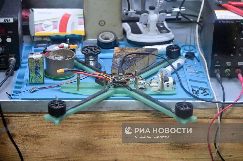Лаборатория по сборке дронов 92-го инженерно-сапёрного полка группировки войск «Запад» в ЛНР Лаборатория по сборке дронов 92-го инженерно-сапёрного полка группировки войск «Запад» в ЛНР