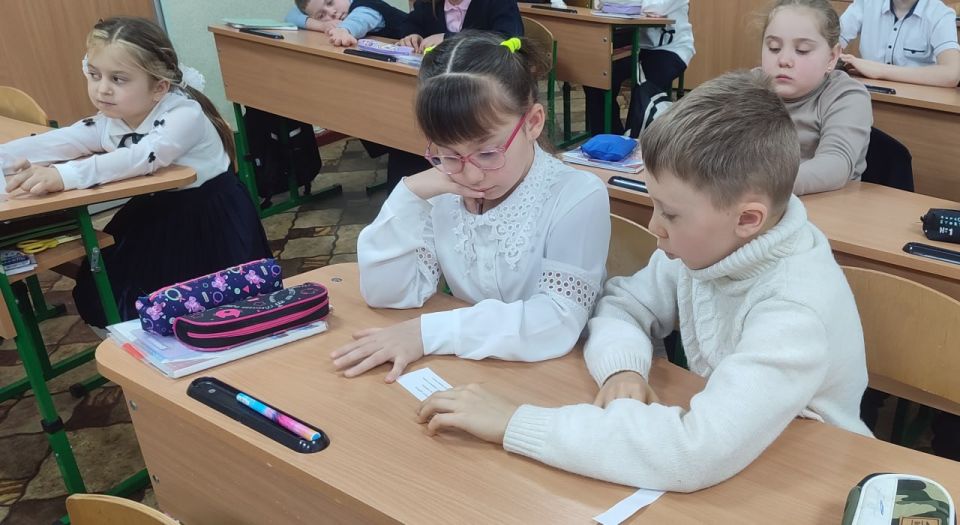 Библиотекари Славяносербской библиотеки провели с учащимися оздоровительно-игровой час «Что значит быть здоровым?» Библиотекари Славяносербской библиотеки провели с учащимися оздоровительно-игровой час «Что значит быть здоровым?»