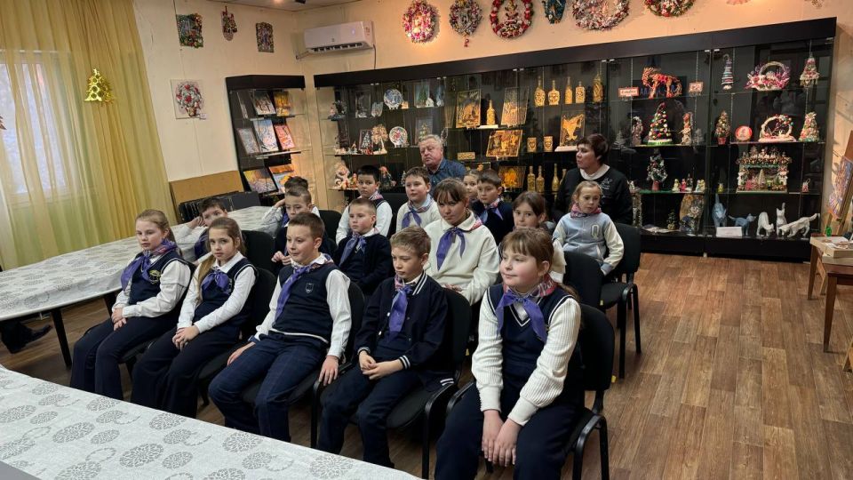 Краснолучский краеведческий музей 23 января принял учащихся Краснолучской гимназии №1 им. Л.Литвяк. Для них провели тематический час ко Дню снятия блокады Ленинграда Краснолучский краеведческий музей 23 января принял учащихся Краснолучской гимназии №1 им. Л.Литвяк. Для них провели тематический час ко Дню снятия блокады Ленинграда