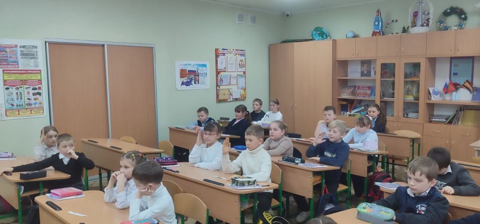 Библиотекари Славяносербской библиотеки провели с учащимися оздоровительно-игровой час «Что значит быть здоровым?» Библиотекари Славяносербской библиотеки провели с учащимися оздоровительно-игровой час «Что значит быть здоровым?»