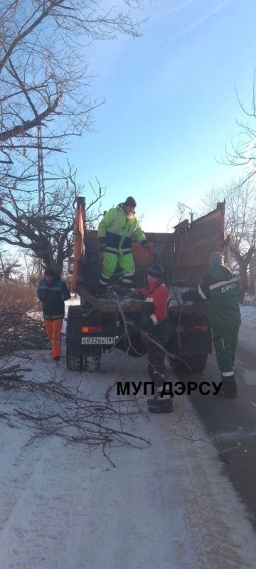 Работники МУП "ДЭРСУ" ежедневно трудятся, чтобы город оставался чистым, безопасным и уютным Работники МУП "ДЭРСУ" ежедневно трудятся, чтобы город оставался чистым, безопасным и уютным