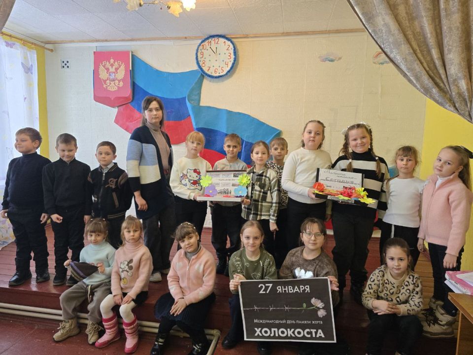 «Цветы памяти»: в клубе поселка Краснодон почтили память жертв Холокоста «Цветы памяти»: в клубе поселка Краснодон почтили память жертв Холокоста