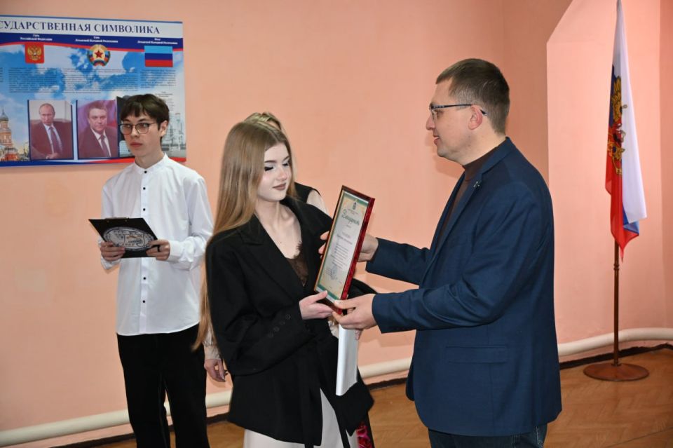 Евгений Морозов: Накануне замечательного праздника – Дня святой Татианы, покровительницы всех студентов, вместе с Председателем Совета городского округа Натальей Волошиной посетили Брянковский колледж ЛГПУ, где царила... Евгений Морозов: Накануне замечательного праздника – Дня святой Татианы, покровительницы всех студентов, вместе с Председателем Совета городского округа Натальей Волошиной посетили Брянковский колледж ЛГПУ, где царила...