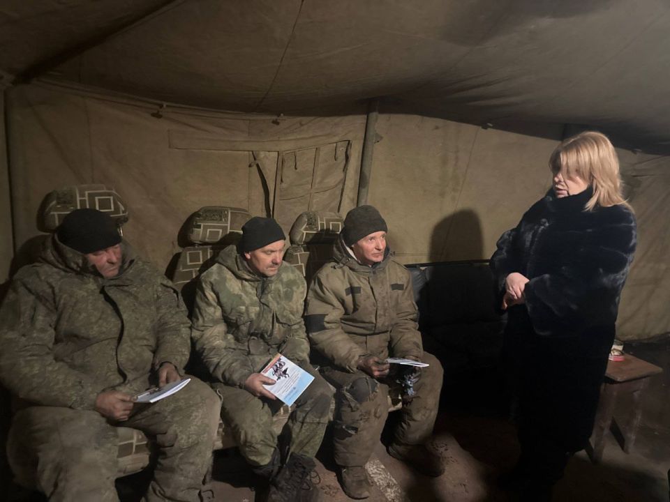 Член Общественной палаты ЛНР Виктория Тютюнникова провела правовой семинар с военнослужащими 3 батальона 4 гвардейской мотострелковой бригады имени святого Георгия Победоносца по вопросам порядка прохождения военной службы... Член Общественной палаты ЛНР Виктория Тютюнникова провела правовой семинар с военнослужащими 3 батальона 4 гвардейской мотострелковой бригады имени святого Георгия Победоносца по вопросам порядка прохождения военной службы...