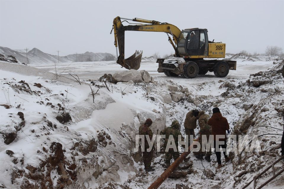Специалисты Свердловского департамента ГУП ЛНР «Лугансквода» проводят ремонтные работы на водоводе Специалисты Свердловского департамента ГУП ЛНР «Лугансквода» проводят ремонтные работы на водоводе