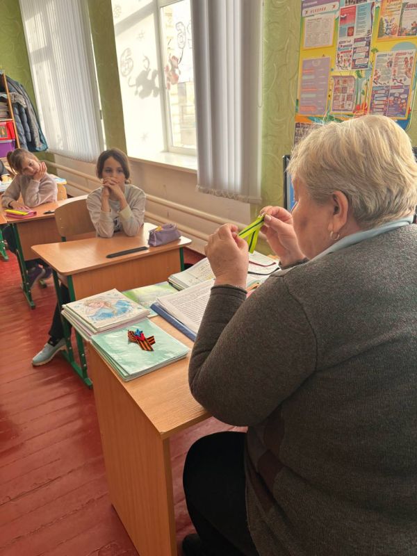 Сотрудники Литвиновского СДК, в частности активистка «Женского движения Единая Россия» Светлана Капаций, в рамках партпроекта «Историческая память», организовали для школьников Литвиновского УВК мастер-класс «Блокадная... Сотрудники Литвиновского СДК, в частности активистка «Женского движения Единая Россия» Светлана Капаций, в рамках партпроекта «Историческая память», организовали для школьников Литвиновского УВК мастер-класс «Блокадная...