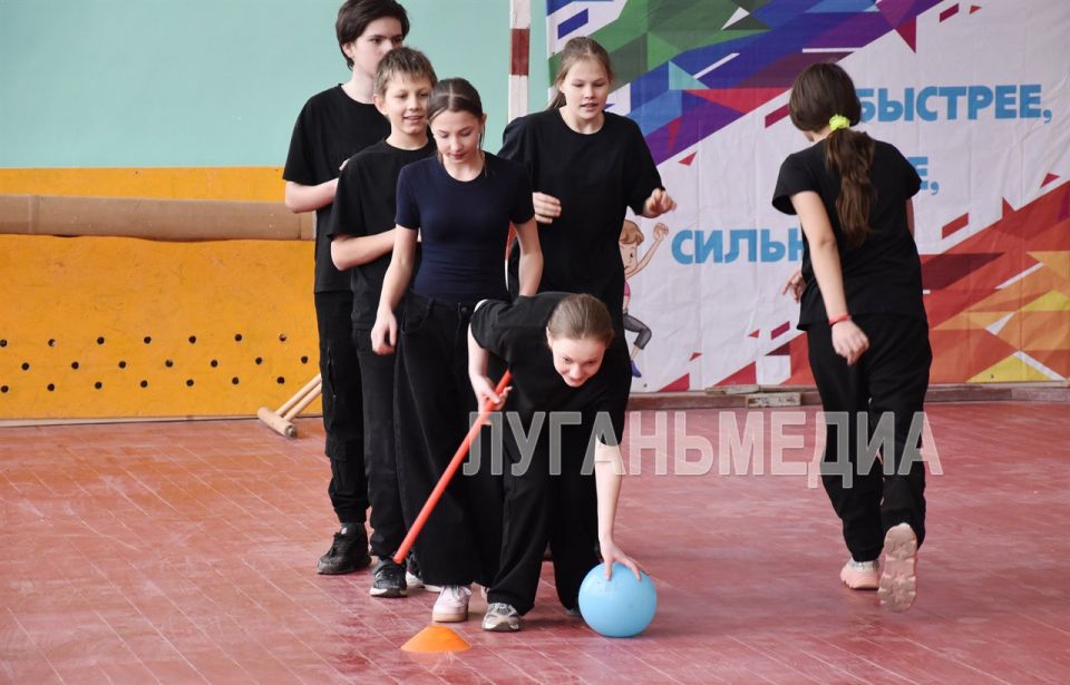 В Краснолучском УВК № 4 «Надежда» отремонтировали спортивный зал В Краснолучском УВК № 4 «Надежда» отремонтировали спортивный зал