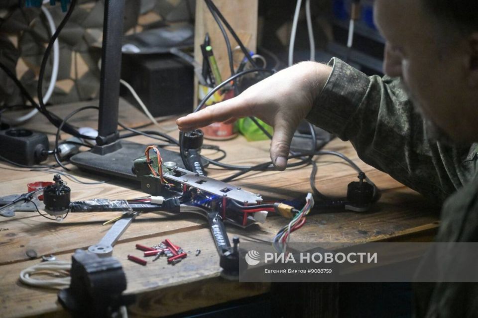 Лаборатория по сборке дронов 92-го инженерно-сапёрного полка группировки войск «Запад» в ЛНР Лаборатория по сборке дронов 92-го инженерно-сапёрного полка группировки войск «Запад» в ЛНР