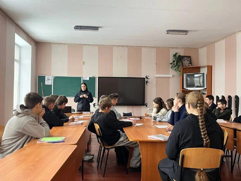 Сегодня в нашей школе прошла важная встреча! Инспектор ПДН ОМВД России, лейтенант полиции Галагаленко А. С., провела познавательную лекцию для учеников 9 класса, посвященную актуальной проблеме – мошенничеству Сегодня в нашей школе прошла важная встреча! Инспектор ПДН ОМВД России, лейтенант полиции Галагаленко А. С., провела познавательную лекцию для учеников 9 класса, посвященную актуальной проблеме – мошенничеству