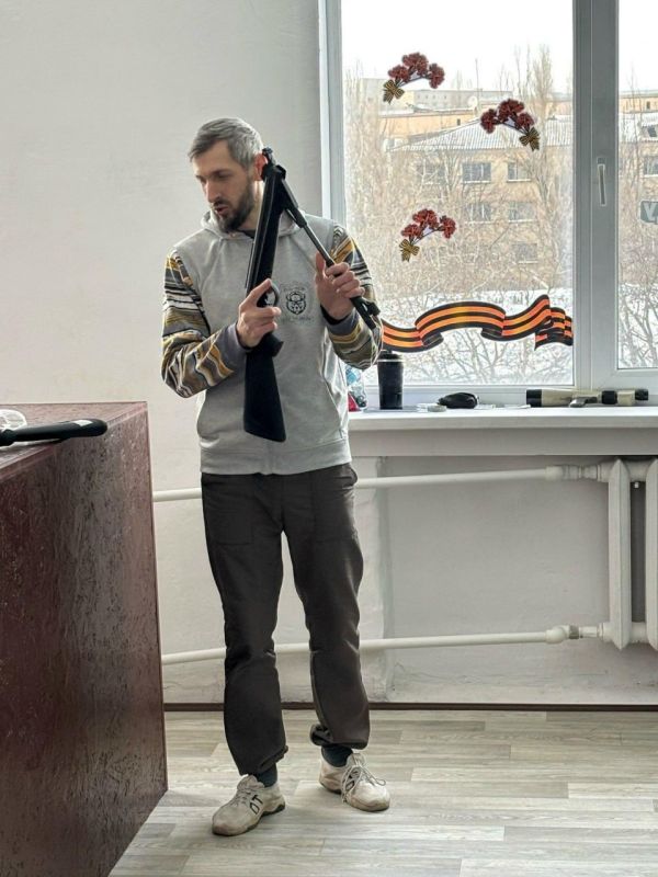 Андрей Рубанцов: В Ровеньковском технико- экономическом колледже активно работает студенческий тир "СтрелОК"! Андрей Рубанцов: В Ровеньковском технико- экономическом колледже активно работает студенческий тир "СтрелОК"!