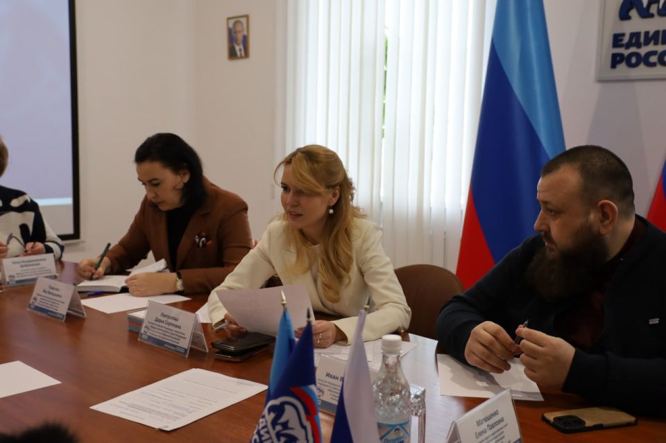 Сенатор РФ Дарья Лантратова провела прием граждан в Луганске Сенатор РФ Дарья Лантратова провела прием граждан в Луганске