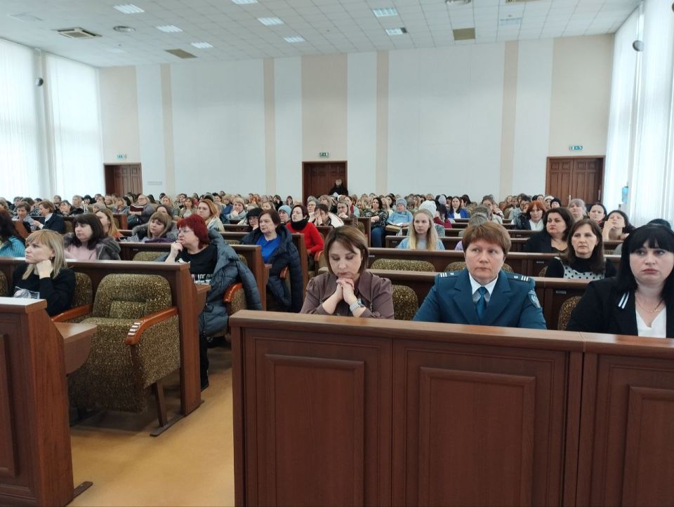 В Администрации Луганска прошел семинар по актуальным вопросам действующего законодательства В Администрации Луганска прошел семинар по актуальным вопросам действующего законодательства