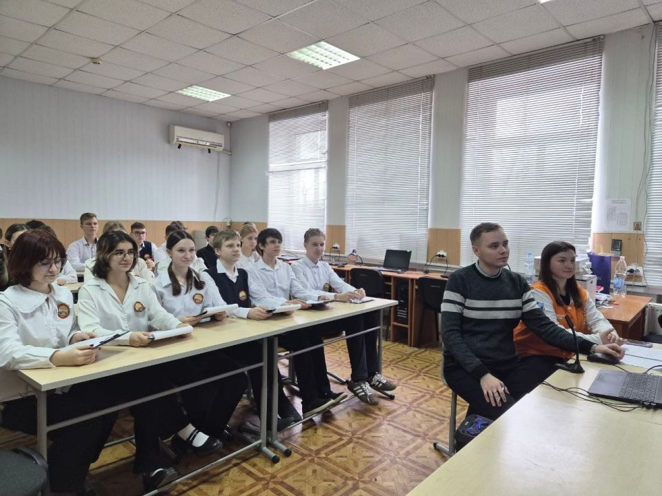 Школьники из Лутугинской средней школы № 1 провели дружеский телемост со сверстниками из Удмуртии Школьники из Лутугинской средней школы № 1 провели дружеский телемост со сверстниками из Удмуртии