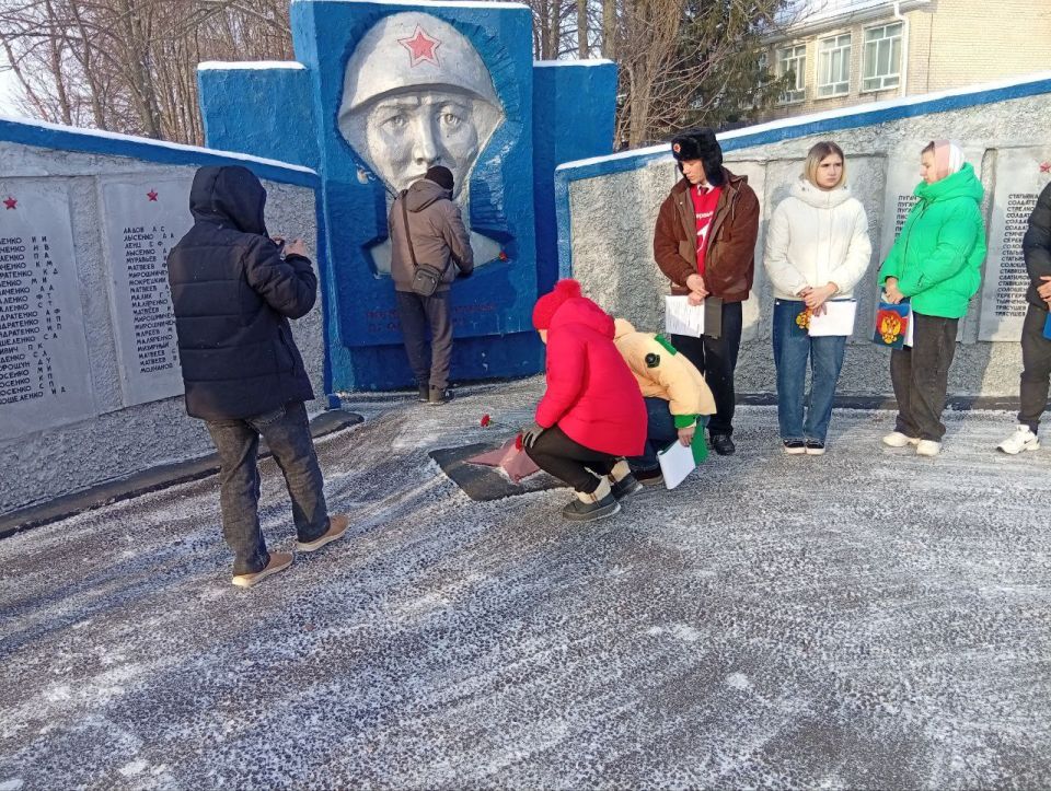 В селе Павловка Белокуракинского округа, у Стеллы погибшим воинам землякам, состоялся митинг в честь 83-й годовщины освобождения села от немецко-фашистских захватчиков В селе Павловка Белокуракинского округа, у Стеллы погибшим воинам землякам, состоялся митинг в честь 83-й годовщины освобождения села от немецко-фашистских захватчиков