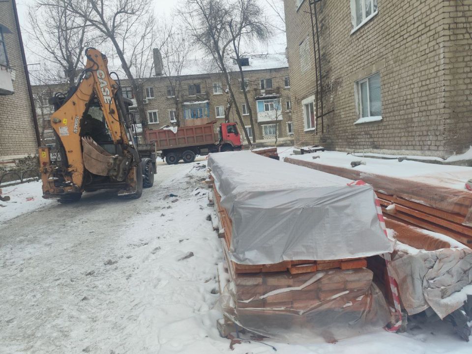 Тюменские строители приступили к капитальному ремонту кровли на Коцюбинского, 4 (Молодогвардейск) Тюменские строители приступили к капитальному ремонту кровли на Коцюбинского, 4 (Молодогвардейск)