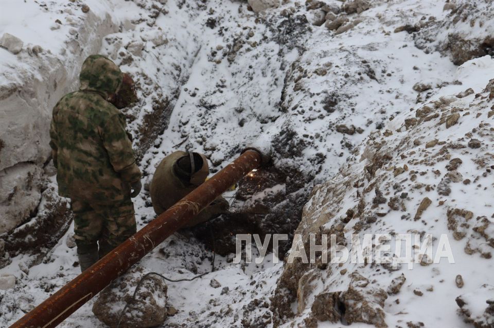 Специалисты Свердловского департамента ГУП ЛНР «Лугансквода» проводят ремонтные работы на водоводе Специалисты Свердловского департамента ГУП ЛНР «Лугансквода» проводят ремонтные работы на водоводе