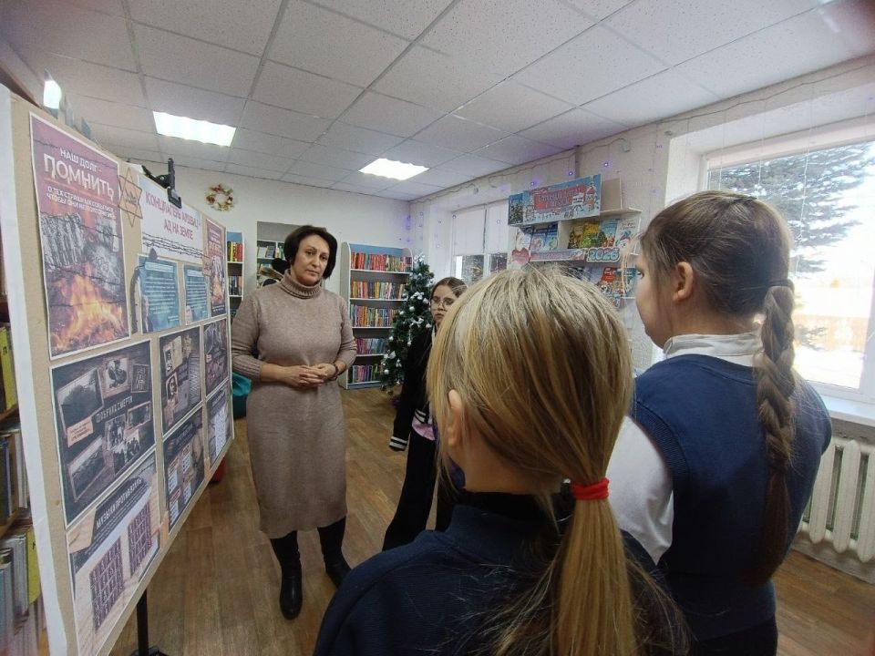В Лутугинской районной библиотеке для детей прошла беседа у выставки «Концлагерь Аушвиц – ад на земле» В Лутугинской районной библиотеке для детей прошла беседа у выставки «Концлагерь Аушвиц – ад на земле»