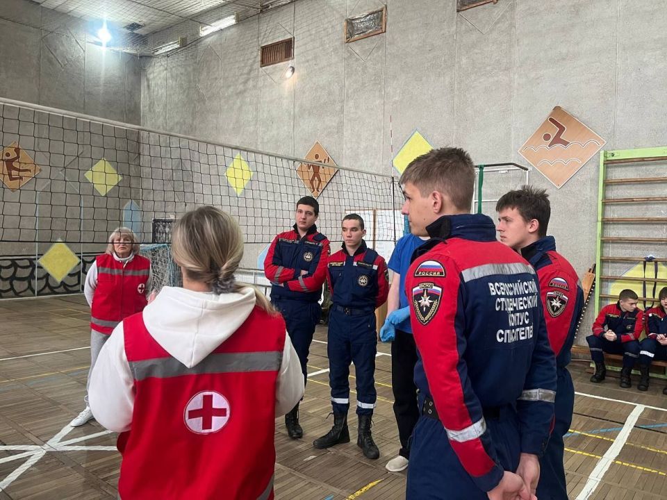 Вчера на базе спортивного комплекса КФИиМ добровольцы студенческого спасательного отряда «Молодогвардеец» ЛугРО ВСКС, студенты Краснодонского факультета инженерии и менеджмента (филиал) ЛГУ им. В. Даля при поддержке Красного... Вчера на базе спортивного комплекса КФИиМ добровольцы студенческого спасательного отряда «Молодогвардеец» ЛугРО ВСКС, студенты Краснодонского факультета инженерии и менеджмента (филиал) ЛГУ им. В. Даля при поддержке Красного...