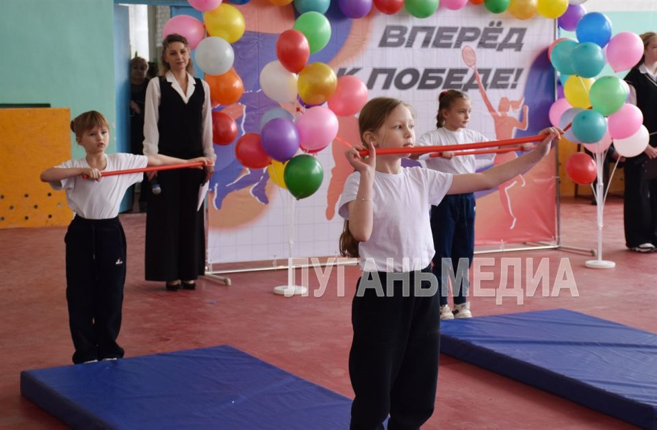 В Краснолучском УВК № 4 «Надежда» отремонтировали спортивный зал В Краснолучском УВК № 4 «Надежда» отремонтировали спортивный зал