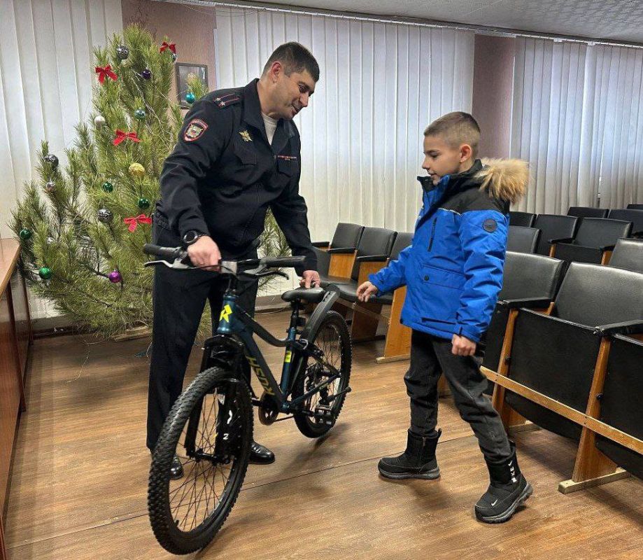Марковский полицейский исполнил желание маленького Максима в рамках Всероссийской акции Марковский полицейский исполнил желание маленького Максима в рамках Всероссийской акции