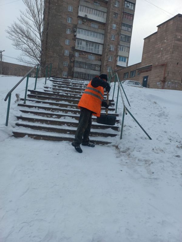 В Алчевске продолжается уборка снега