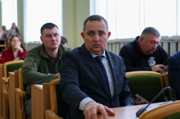 Андрей Губарев: В рамках заседания Народного Совета прошел «правительственный час» с участием министра промышленности и торговли ЛНР Владислава Варшавского